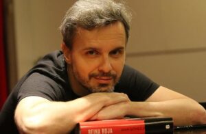 Juan Góme-juarado con su obra más Conocida: Reina Roja
