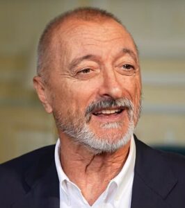 Arturo Pérez-Reverte: 8 mejores libros y biografía 4 Arturo Pérez-Reverte posando con algunos de sus mejores libros