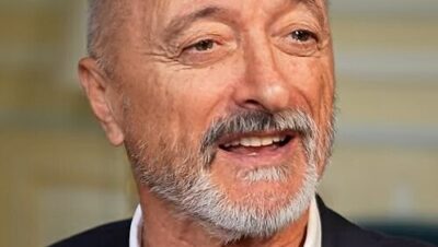 Arturo Pérez-Reverte posando con algunos de sus mejores libros