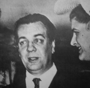 Jorge Luis Borges: mejores libros y biografía autor 3 Jorge Luis Borges: mejores libros y biografía autor sentado en su biblioteca personal