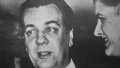 Jorge Luis Borges: mejores libros y biografía autor sentado en su biblioteca personal